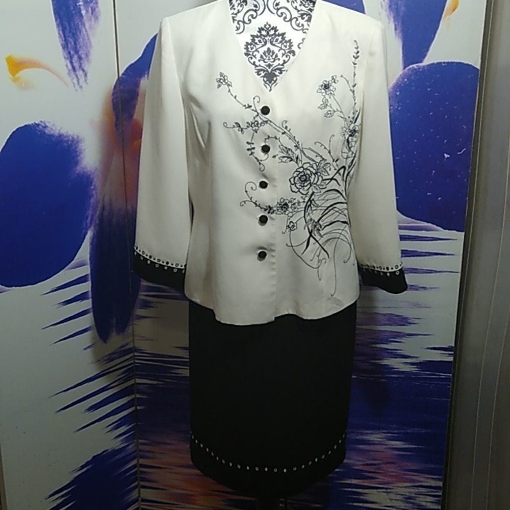 Maggie L Size 14 Exquisite Skirt/ Jacket Set, Fully Lined, Beautiful Applique.